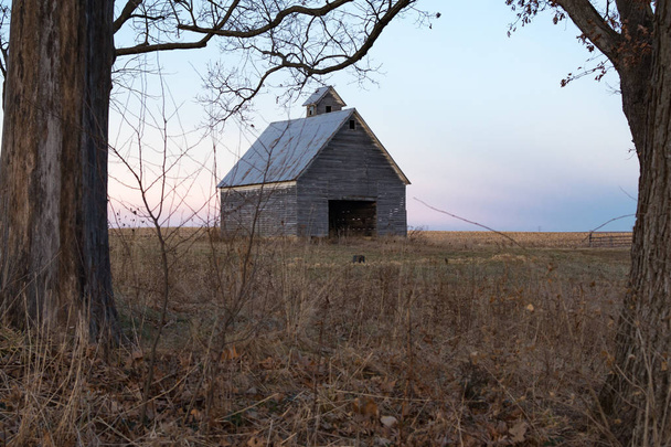 Старый деревянный амбар в сумерках. Округ Ла-Сад, штат Иллинойс, США
 - Фото, изображение