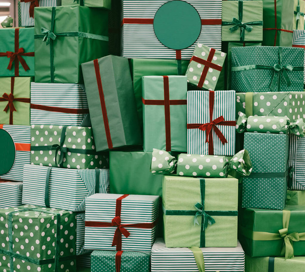 Фотографии многих рождественских подарков с близкой перспективы
 - Фото, изображение