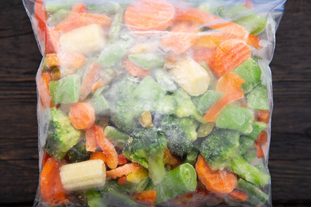Заморожені овочі в поліетиленовому пакеті. Концепція зберігання здорової їжі
. - Фото, зображення