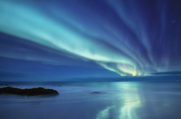 Aurora borealis Lofoten Adaları, Norveç. Okyanus üzerinde yeşil Kuzey ışıkları. Kutup ışıkları ile gece gökyüzü. Aurora ve su yüzeyinde yansıma ile gece kış manzarası. Norveç'te doğal arka plan - Fotoğraf, Görsel