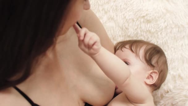 Moeder is borstvoeding haar pasgeboren baby - Video