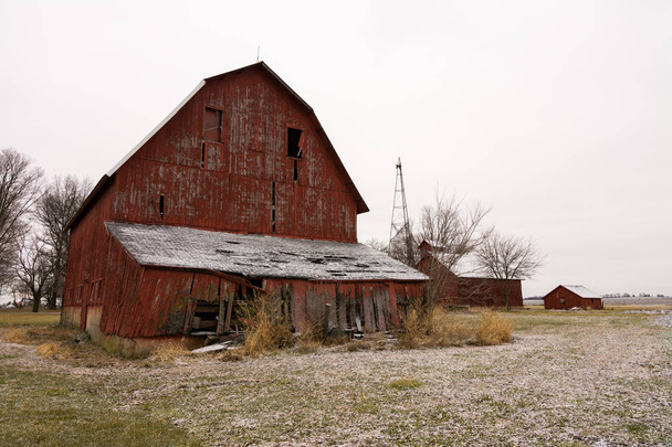 田舎の朝雪の散布後に古い赤の納屋。ノルウェー、イリノイ、米国 - 写真・画像