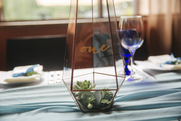 Tischtermin im Restaurant. Hochzeitsdekoration im blauen Stil - Foto, Bild
