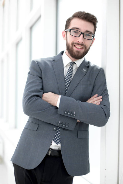 close up.smiling businessman standing in the office - Fotografie, Obrázek