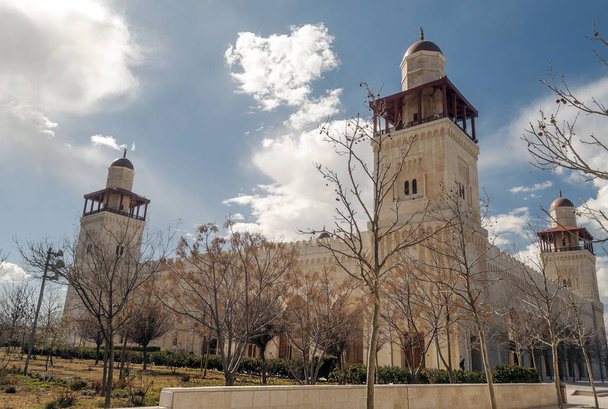 Mesquita Al-Husseini em Amã, capital da Jordânia, em um dia ensolarado. Dois minaretes esbeltos marcam a presença da Mesquita al-Husseini (acesso proibido aos não-muçulmanos), a mais venerada na cidade e no estilo otomano, embora tenha sido reconstruída em 1924.
 - Foto, Imagem