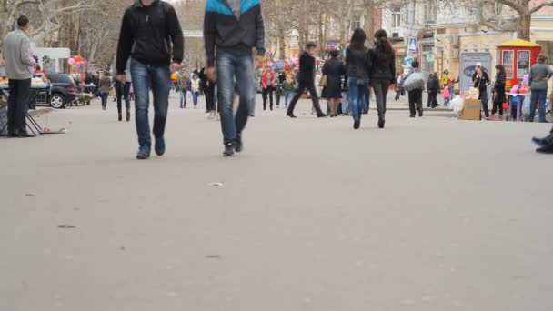 Calle llena de una multitud anónima muy concurrida (cámara lenta
) - Metraje, vídeo
