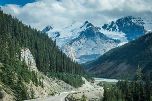 Gyönyörű hegyi táj, a kanadai Sziklás-hegység mentén a jégmezők Parkway, nyáron - Fotó, kép