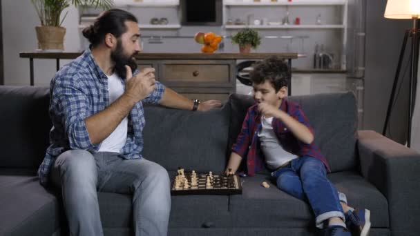 Ενθουσιασμένος ο γιος νίκησε χαρούμενη πατέρα στο παιχνίδι σκάκι - Πλάνα, βίντεο