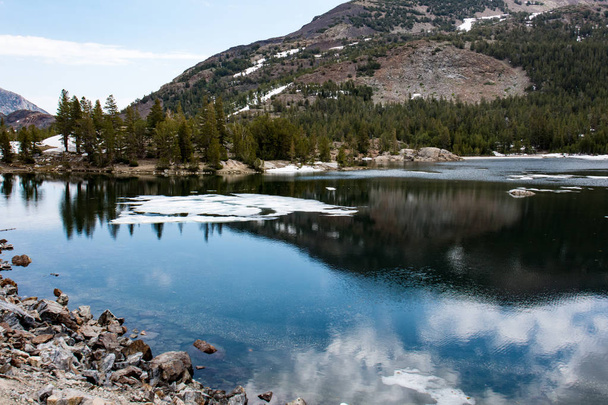 Tenaya озеро з частковим льоду на спокійній воді протягом літа. Це альпійські озера є в національному парку Йосеміті, уздовж перевалу Тьога в Каліфорнії - Фото, зображення