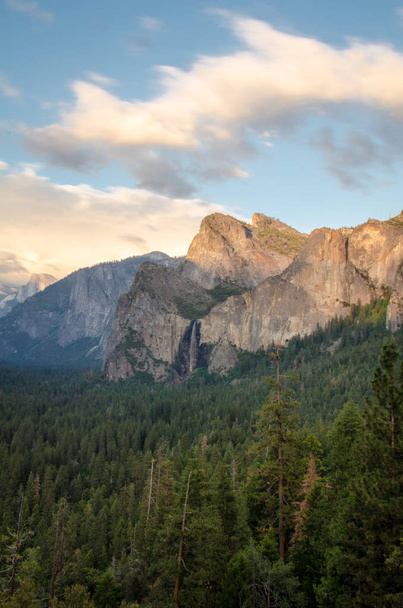 Alagút nézet a Yosemite Nemzeti Parkban csak naplemente előtt - Fotó, kép