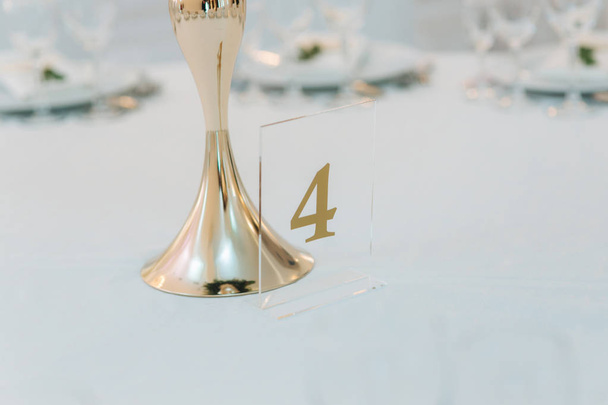 citas de mesa en el restaurante. decoración de la boda con elementos florales
 - Foto, imagen