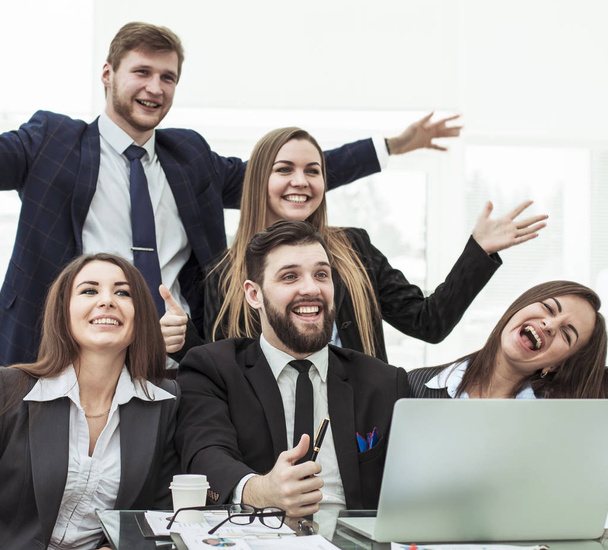 concepto de éxito empresarial: animar al equipo empresarial en el lugar de trabajo en la oficina
 - Foto, Imagen
