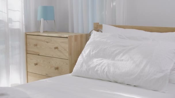 4k Temiz ve güneş ışığı ile sadece yatak odası - Video, Çekim
