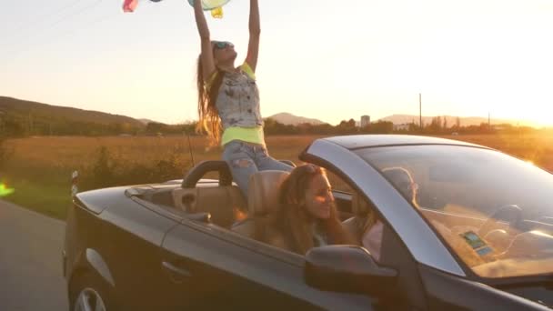 Mulheres se divertindo em um carro conversível
 - Filmagem, Vídeo