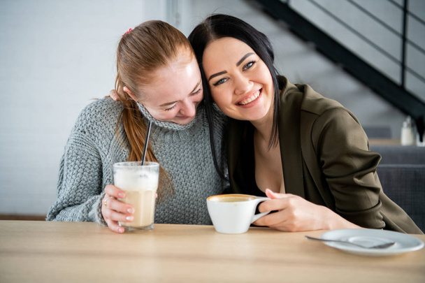 viestintä ja ystävyys konsepti - hymyilevät nuoret naiset kahvikupit kahvilassa
 - Valokuva, kuva