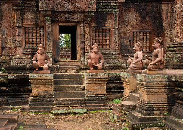 Groupe de Karuda Oiseaux Gardiens Sculptures au Banteay Srei Red Sandstone Temple
 - Photo, image