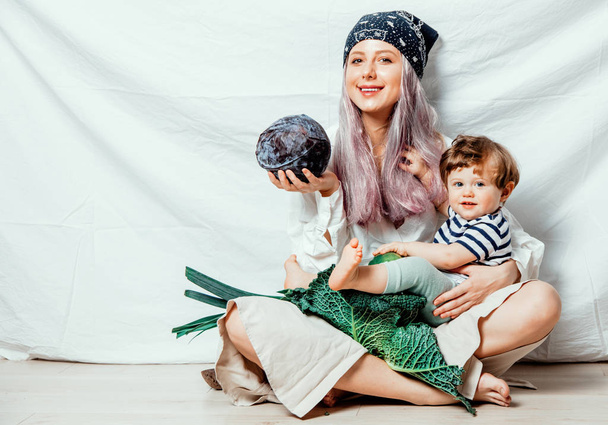 matka s dítětem v podlaze se zeleninou - Fotografie, Obrázek