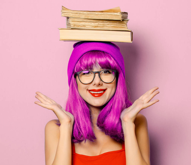 girl with purple hair and books - Foto, imagen