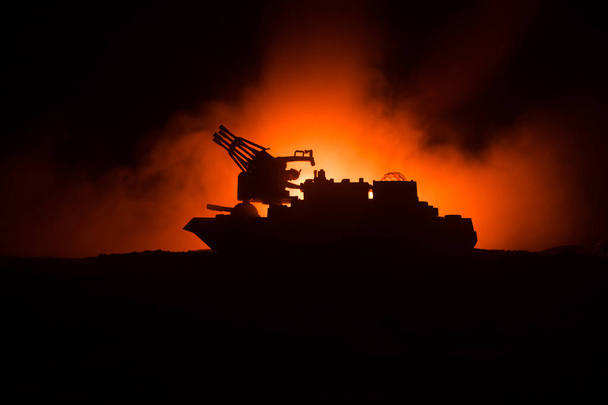 Морской бой. Силуэт военного корабля на темном туманном фоне неба. Драматическая сцена войны со взрывом и огнем в качестве украшения. Селективный фокус - Фото, изображение