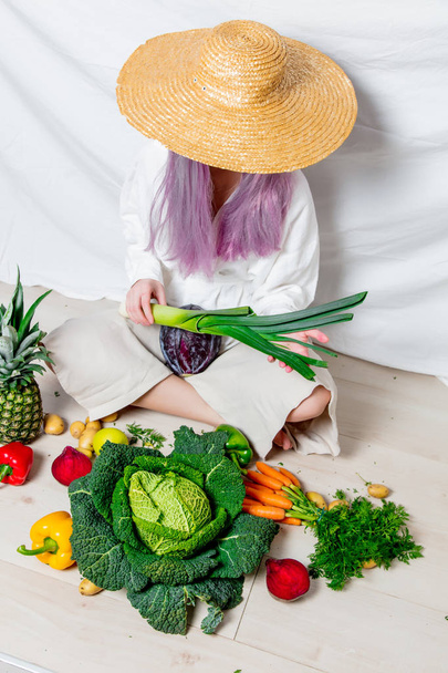 wegańskie kaukaski kobieta w kapeluszu z warzywami - Zdjęcie, obraz