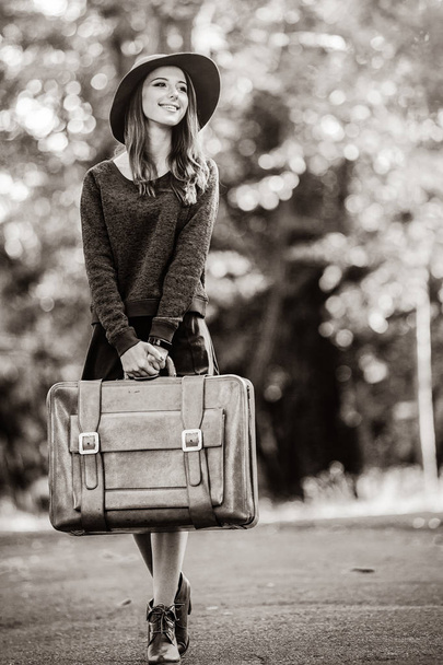 Nuori punapää nainen matkalaukku
 - Valokuva, kuva