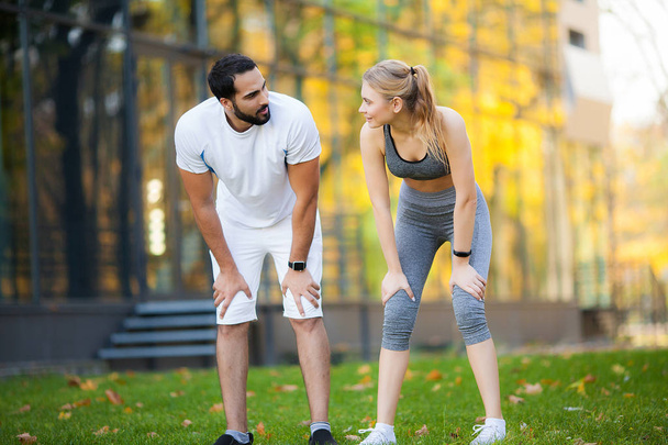 Fitness. Personal Trainer Takes Notes While Woman Exercising Outdoor - Foto, immagini