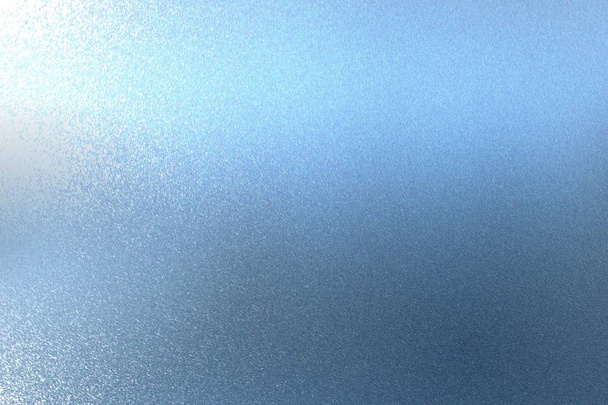 Tekstura refleksji nad szorstki niebieski metaliczny mur, streszczenie tło - Zdjęcie, obraz