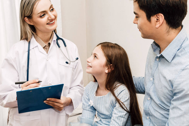 Arts raadplegen en check-up informatie met klein meisje in het ziekenhuis. Een meisje heeft sick.healthcare en geneeskunde - Foto, afbeelding
