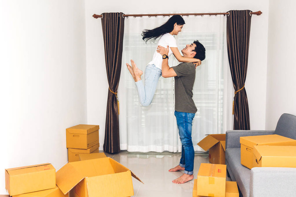 Щаслива пара розважається з картонною коробкою вдома
 - Фото, зображення