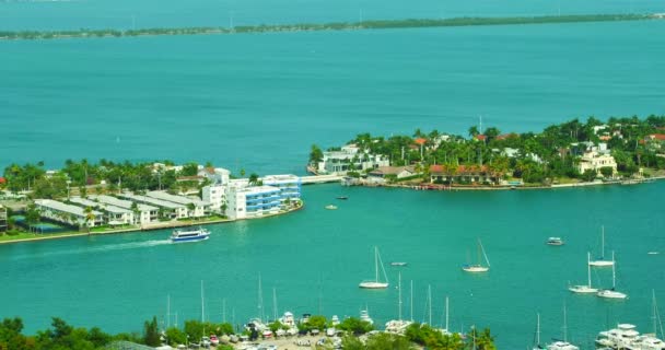 Luftaufnahmen einer Miami-Bootstour in der Biscayne Bay auf den venezianischen Inseln - Filmmaterial, Video
