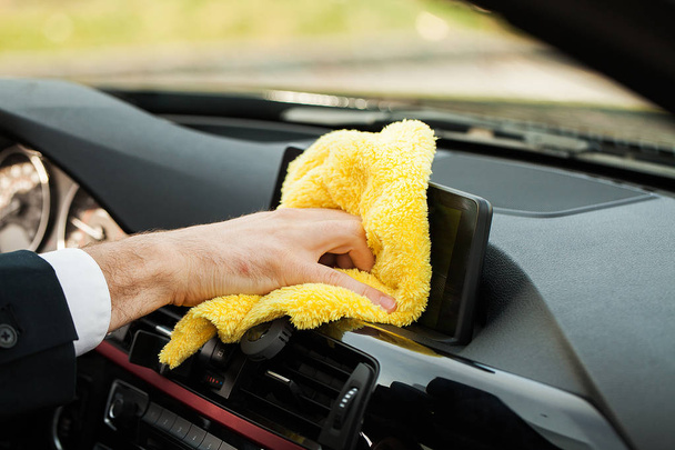 Καθαρισμός αυτοκινήτου. Το χέρι με πανί μικροϊνών καθαρισμός εσωτερικού αυτοκινήτου - Φωτογραφία, εικόνα