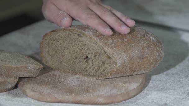 Zkontrolujte připravenost čerstvě upečeného chleba. Zpomalený pohyb - Záběry, video