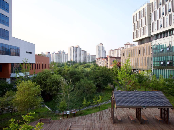 Instalações de descanso equipadas com painéis solares, Coréia Cheongju City
 - Foto, Imagem