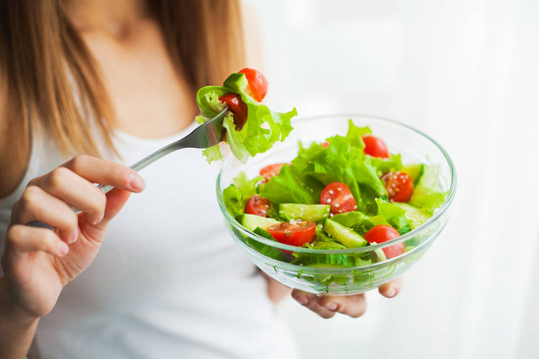 Régime alimentaire et saine alimentation. Jeune femme manger une salade saine après l'entraînement
. - Photo, image