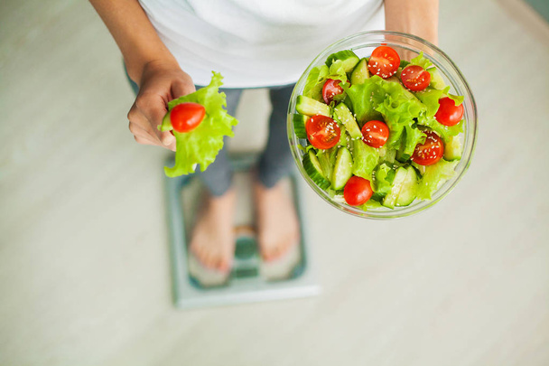 Dieta e alimentação saudável. Jovem mulher comendo salada saudável após o treino
 - Foto, Imagem