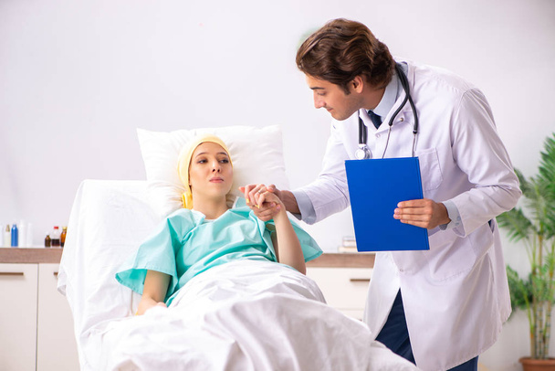 若いハンサムな医者訪問女性がん患者  - 写真・画像