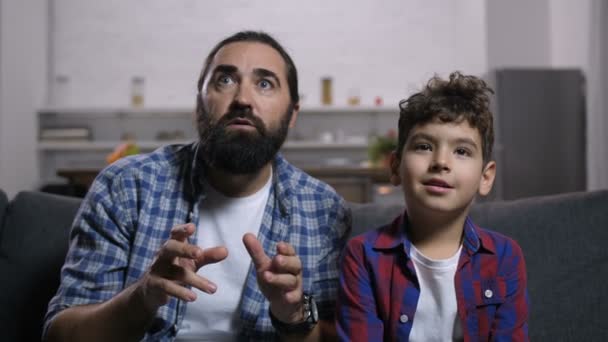 Vyděšený otec a syn sledovat horor - Záběry, video