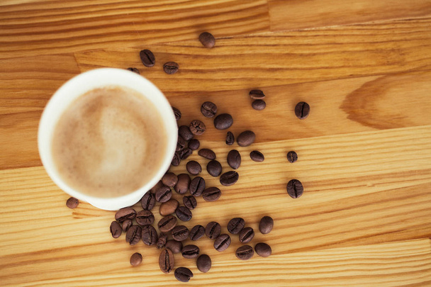 Dzień dobry. Kawa To Go. Filiżanki do kawy z pokrowcem i ziarna kawy na drewnianym stole Backound - Zdjęcie, obraz