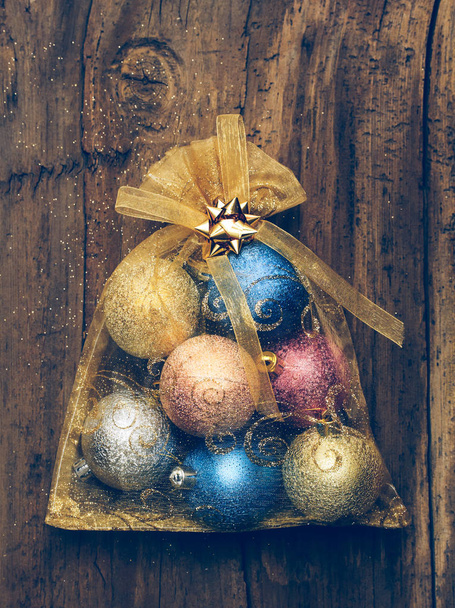 Joulupussi lahjoja puinen seinä
  - Valokuva, kuva
