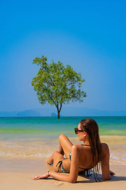 Cute woman relaxing on the summer tropical beach. winter vacation in Paradise. - Foto, Imagen