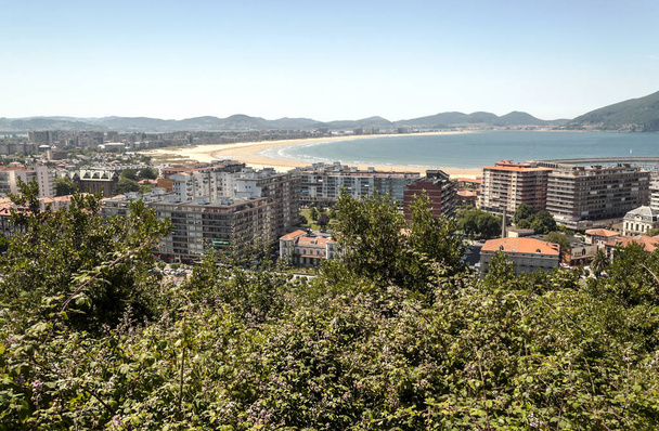 Luftaufnahme der Stadt Santander mit dem Meer im Hintergrund an einem sonnigen Tag - Foto, Bild