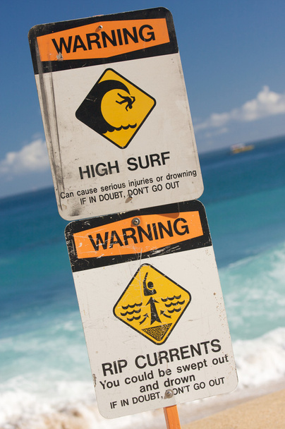 Señal de advertencia de surf y corrientes en una playa en Hawaii
 - Foto, imagen