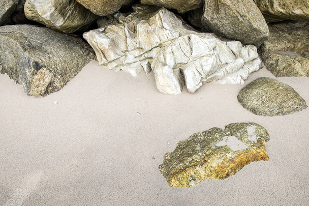 Πέτρες που στοιβάζονται σε άμμο φόντο - Φωτογραφία, εικόνα