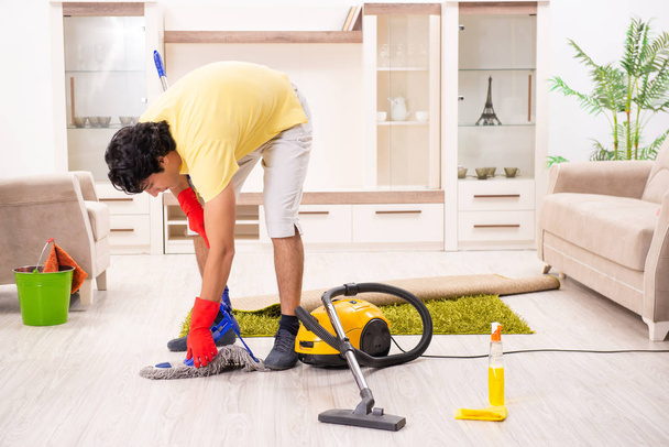 Mladý pohledný muž dělat domácí práce  - Fotografie, Obrázek