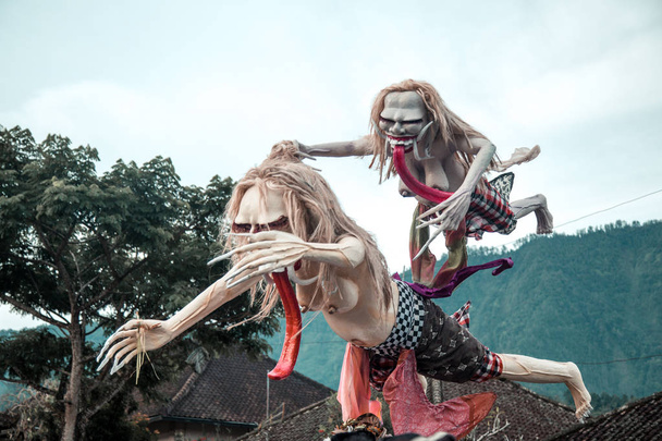 Демонические статуи Огоха Огоха на Бали
 - Фото, изображение