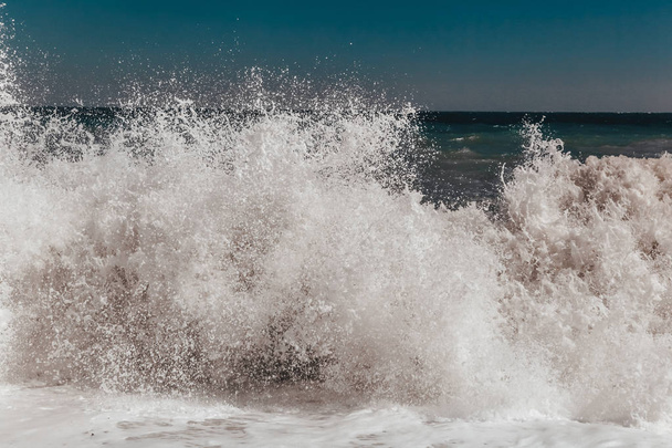 Zamknij widok morza silne fale w Sewastopolu - Zdjęcie, obraz