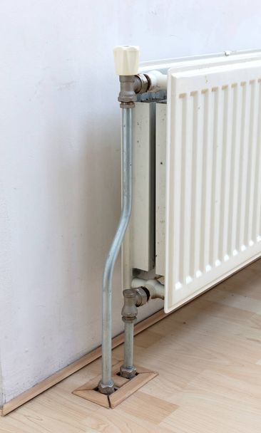Radiatore di riscaldamento in una casa olandese, messa a fuoco selettiva - Foto, immagini