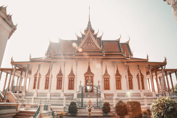 Prachtige oude tempel tegen blauwe hemel in Cambodja - Foto, afbeelding