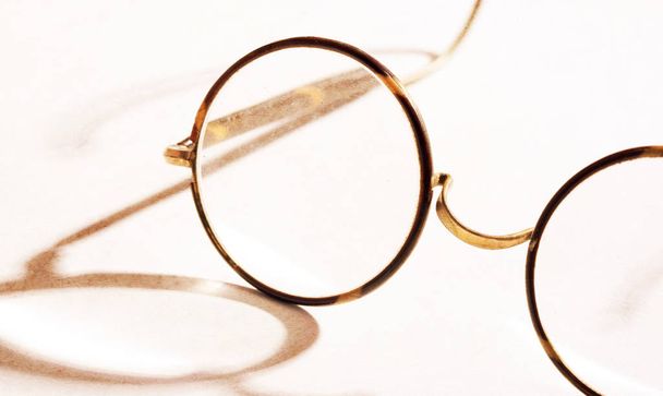 Vintage γυαλιά απομονωμένα - Γυαλιά από τις αρχές του 20ου αιώνα - Φωτογραφία, εικόνα