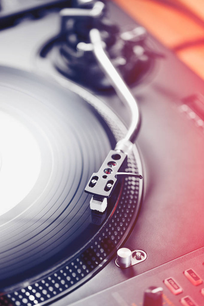 Draaitafel vinyl platenspeler, analoge geluidstechnologie voor DJ spelen van analoge en digitale muziek. Close up, macro van apparatuur voor professionele studio, concert, evenement.  - Foto, afbeelding